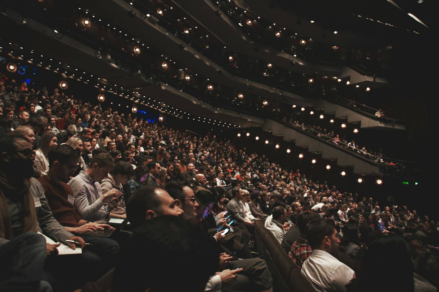 Auditório lotado em convenção corporativa
