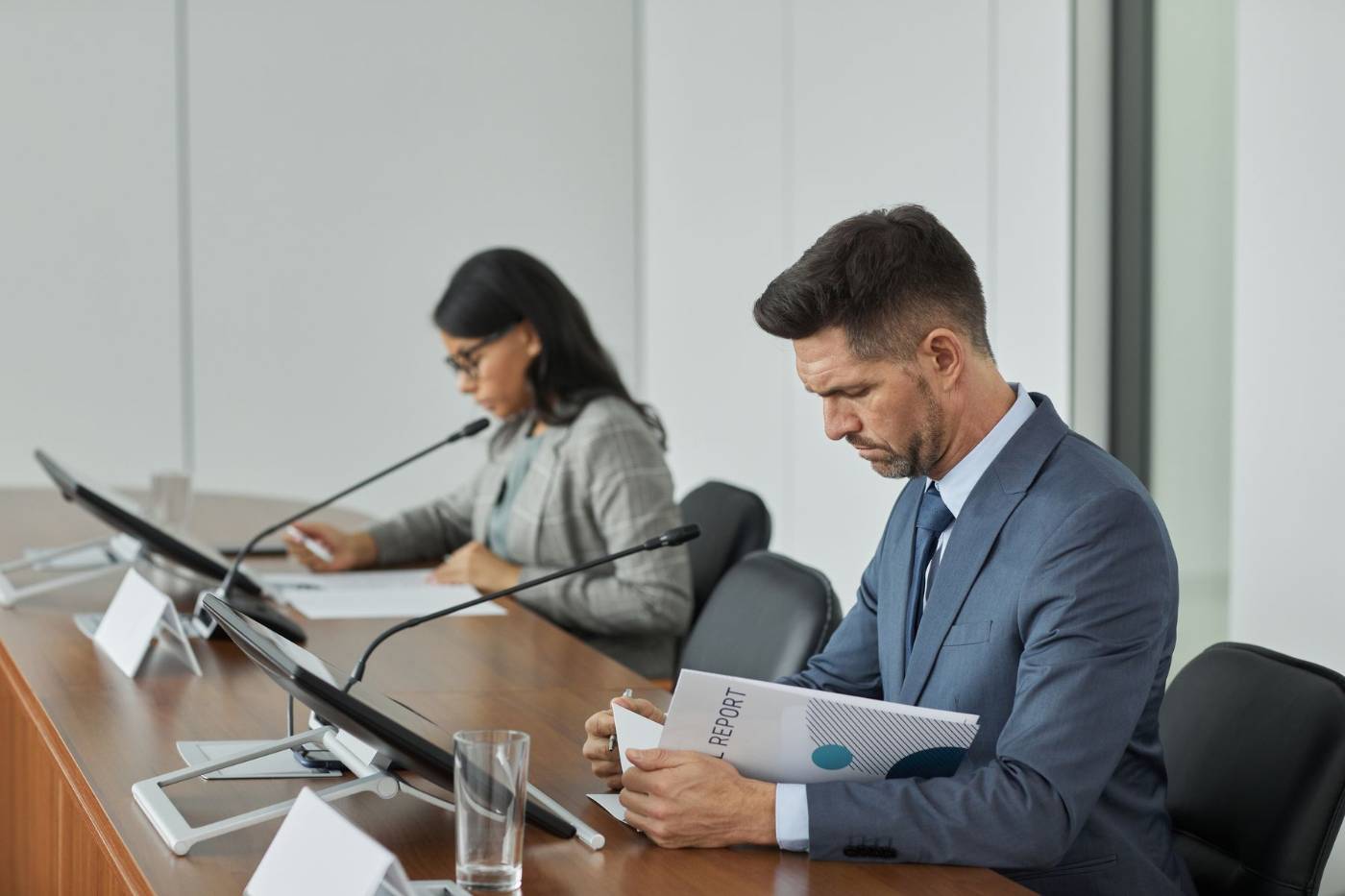 Executivos analisando relatórios em reunião de diretoria